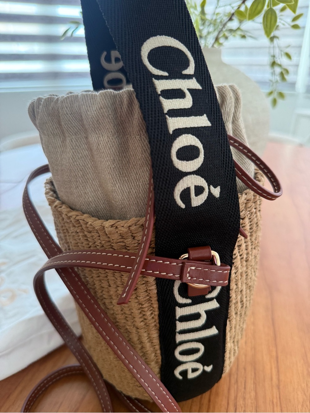 Chloé Tan Woven Straw Crossbody with Black Logo Strap LIKE NEW - Picture 6 of 9